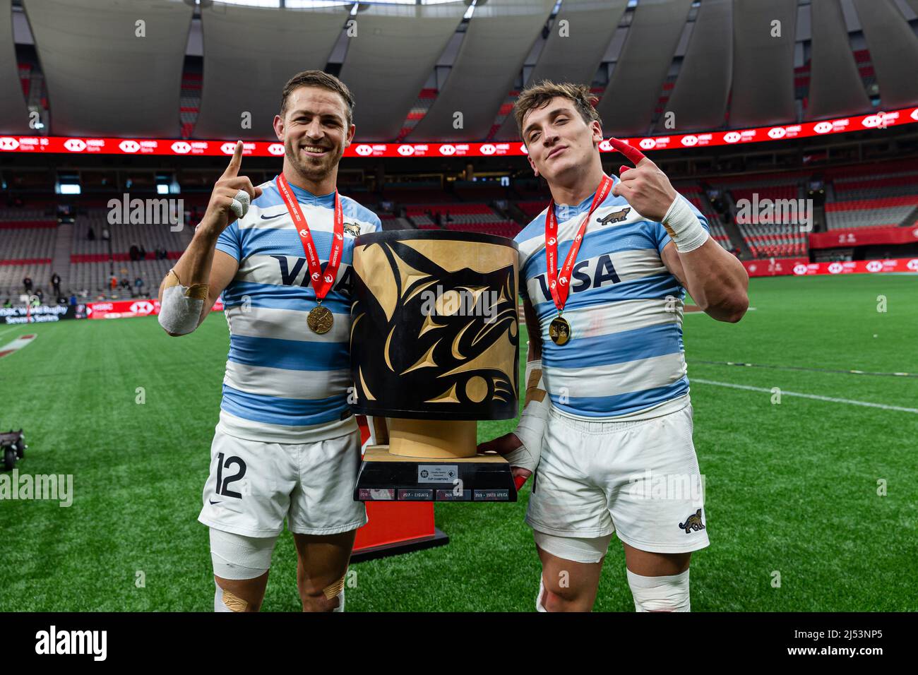 Vancouver, Canada, le 17 avril 2022 : Franco Sabato (à gauche) et Luciano Gonzalez, de l'équipe Argentine 7s, posant avec le trophée de coupe de championnat lors de la cérémonie du trophée le jour 2 des Sevens de HSBC Canada à la place BC à Vancouver, au Canada Banque D'Images