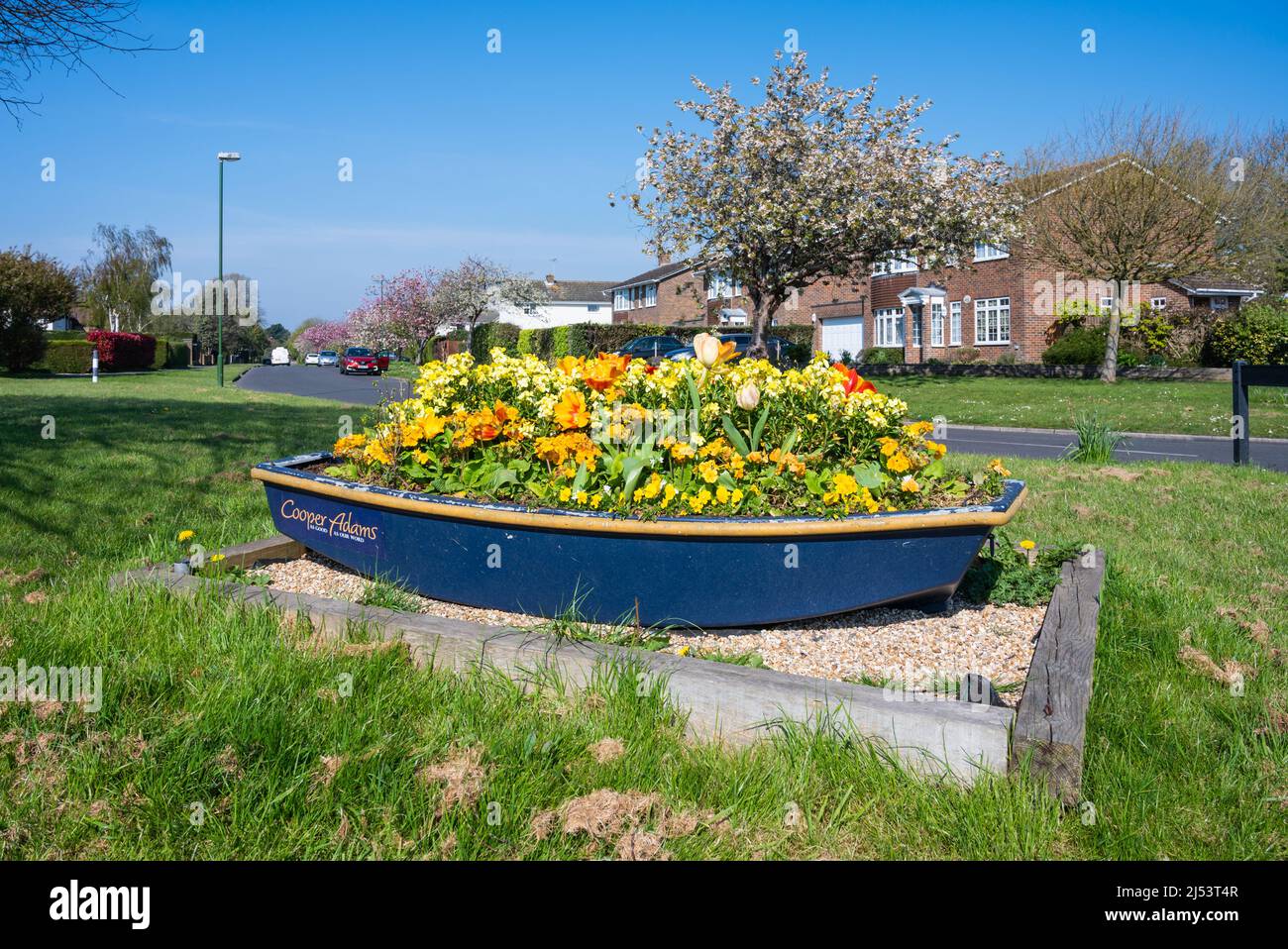 Exposition de bateaux à fleurs au printemps avec fleurs printanières à West Sussex, Angleterre, Royaume-Uni. Banque D'Images