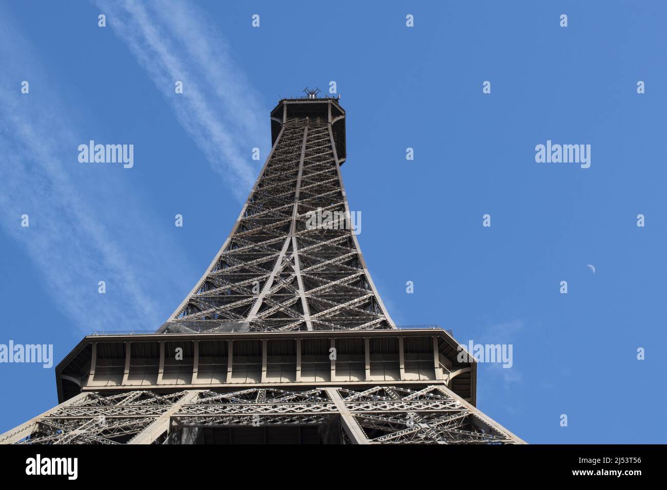 Paris, France, Europe: Détails vus de dessous de la Tour Eiffel, tour en métal achevée en 1889 par Gustave Eiffel pour l'exposition universelle Banque D'Images