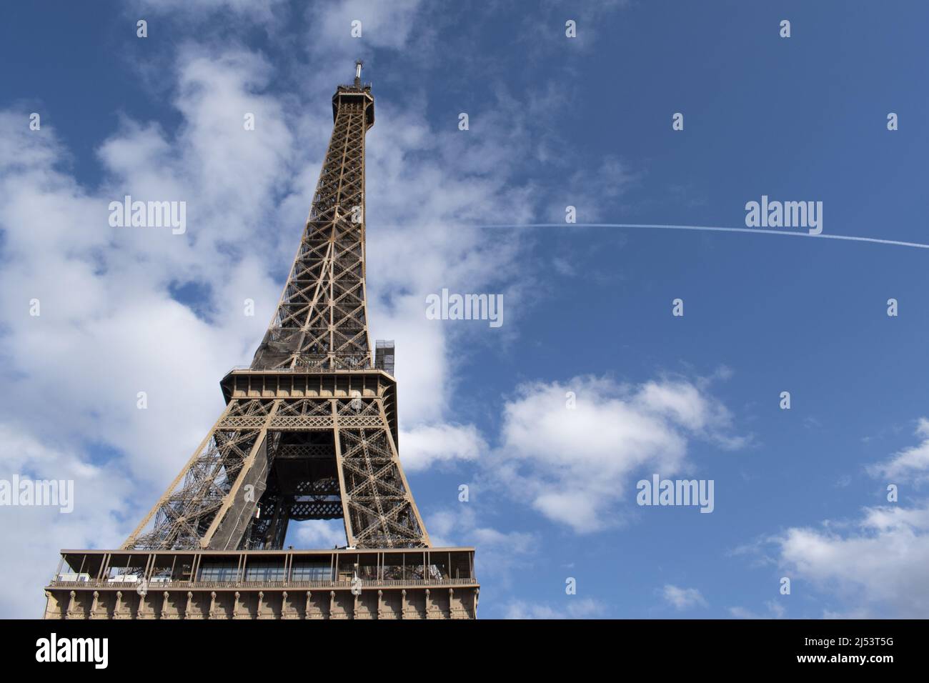 Paris, France, Europe: Détails vus de dessous de la Tour Eiffel, tour en métal achevée en 1889 par Gustave Eiffel pour l'exposition universelle Banque D'Images