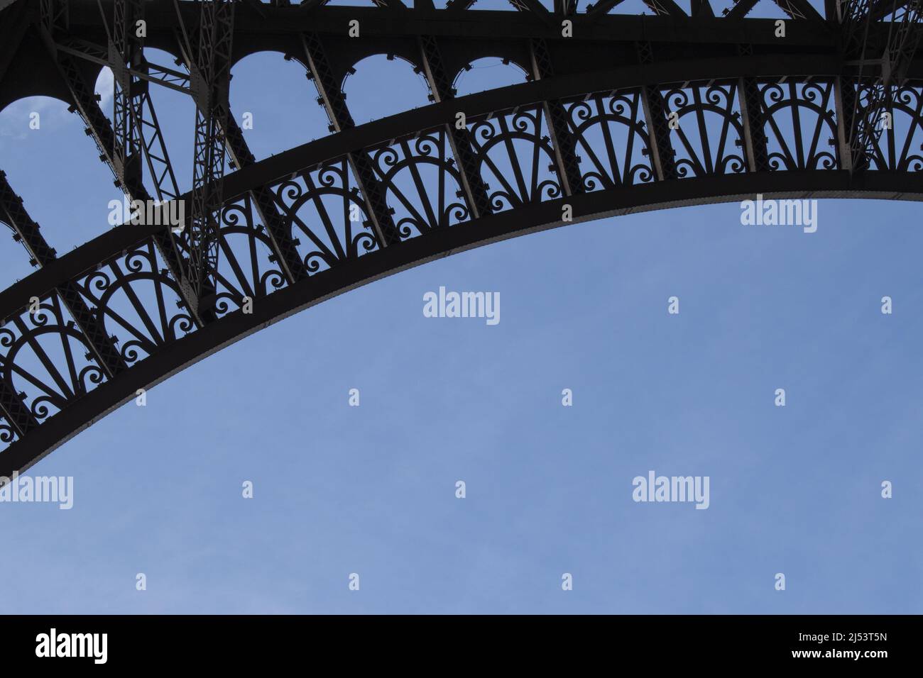 Paris, France, Europe: Détails des frises Art Nouveau de la Tour Eiffel, tour métallique achevée en 1889 pour l'exposition universelle Banque D'Images
