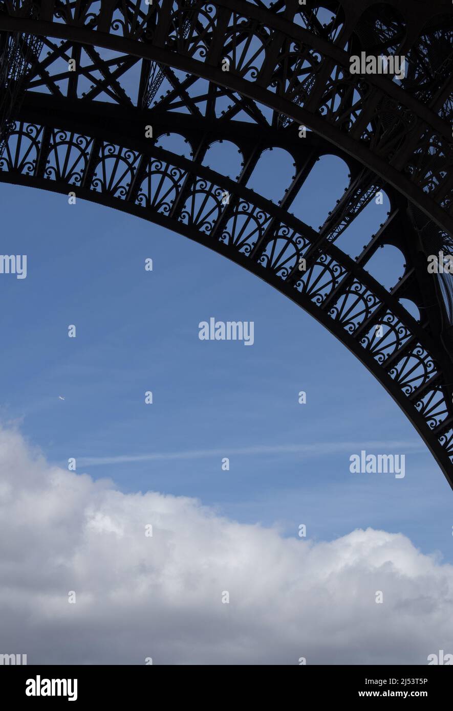 Paris, France, Europe: Détails des frises Art Nouveau de la Tour Eiffel, tour métallique achevée en 1889 pour l'exposition universelle Banque D'Images