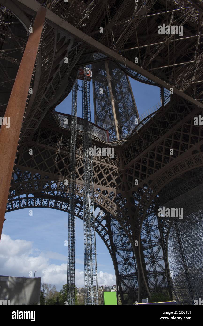 Paris, France: Détails des frises Art Nouveau et de l'ascenseur de la Tour Eiffel, tour métallique achevée en 1889 pour l'exposition universelle Banque D'Images