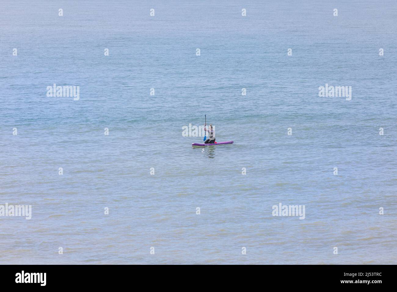 Une plate-forme de paddle isolée dans une mer bleue vide Banque D'Images