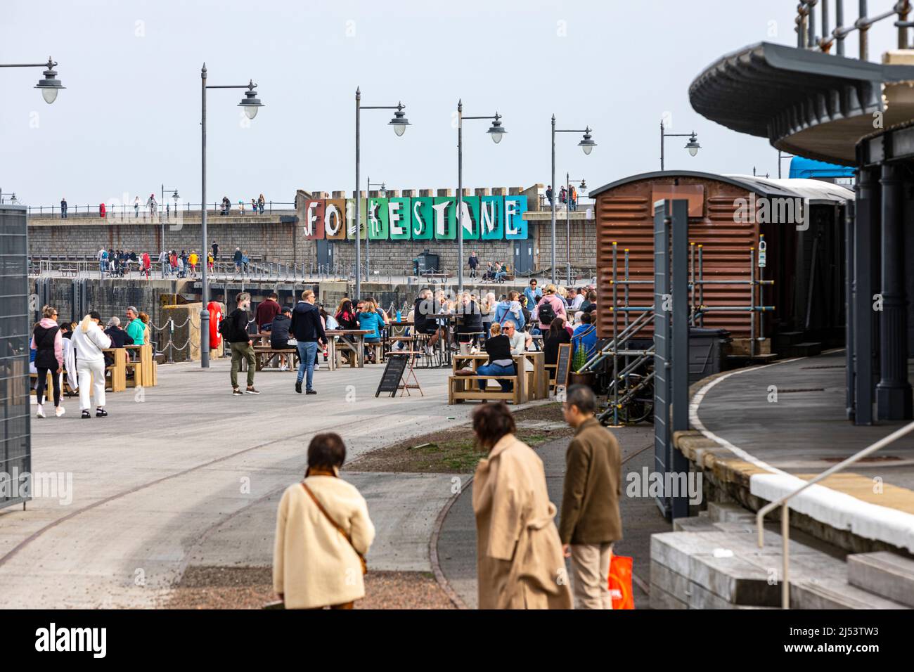 Un bras de port bourré de Folkestone le week-end de Pâques Banque D'Images