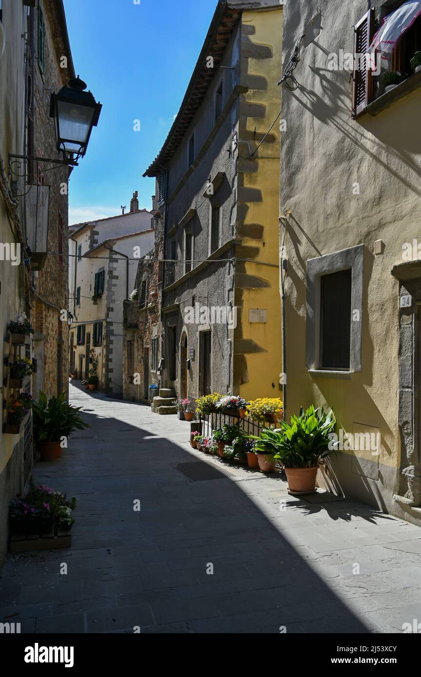 Une rue résidentielle calme dans le village médiéval historique de Scansano Grosseto Italie. Maremme. Banque D'Images