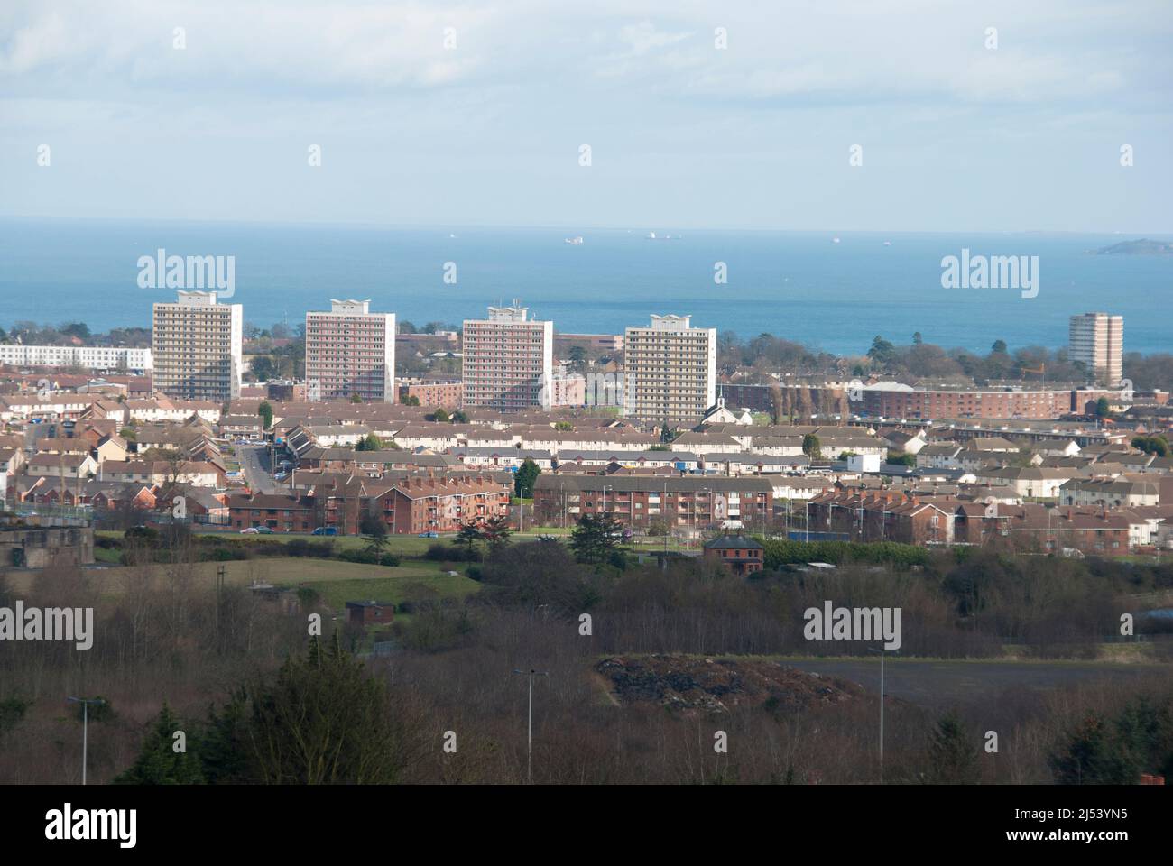 Rathcoole Estate Newtownabbabbabbabbabbabbabbabbabbatiale construite en 1950s pour accueillir des personnes après la démolition de leurs maisons à Belfast est l'une des plus grandes d'Europe. Banque D'Images