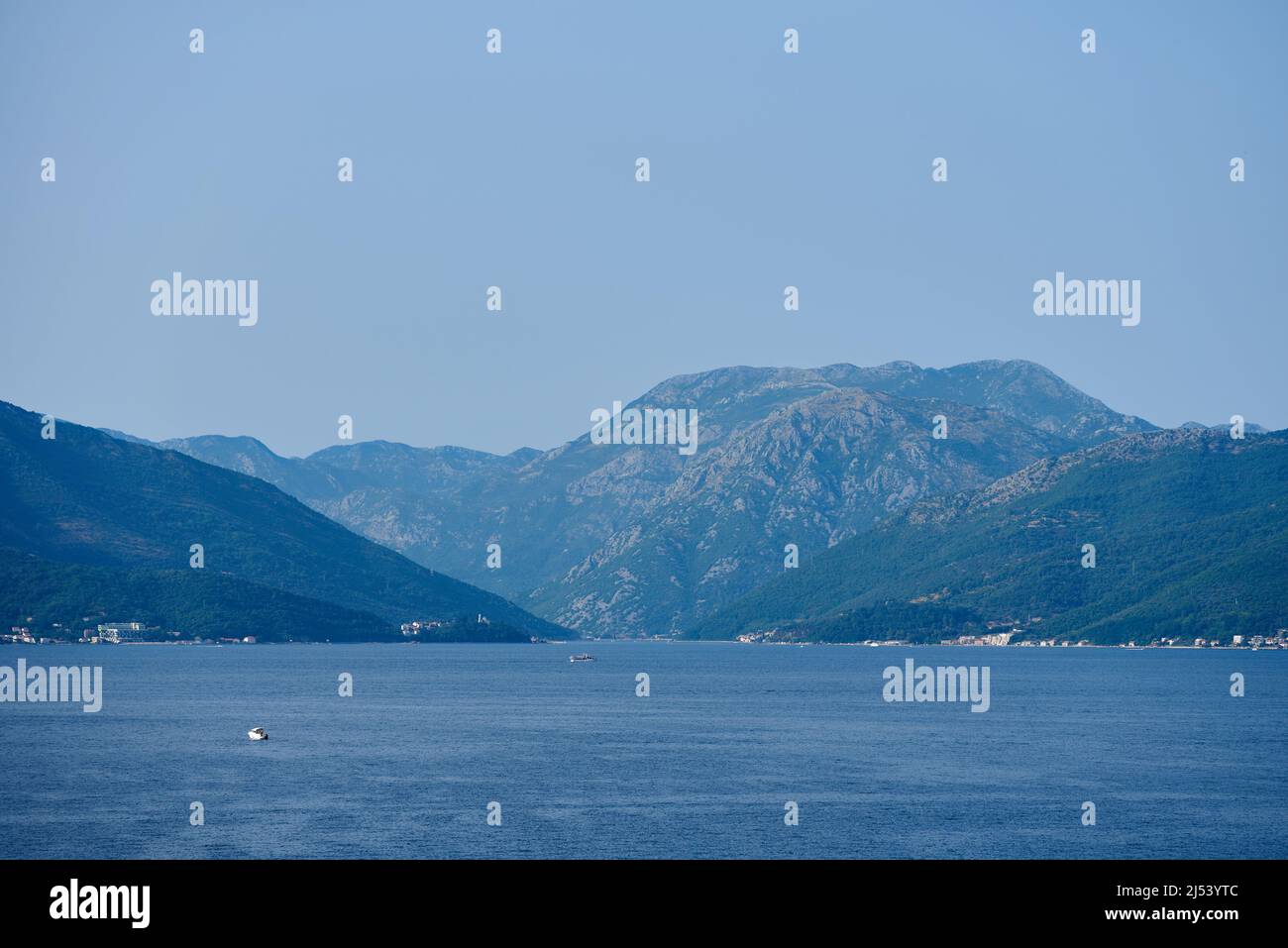 Vue panoramique sur la mer et les montagnes Banque D'Images