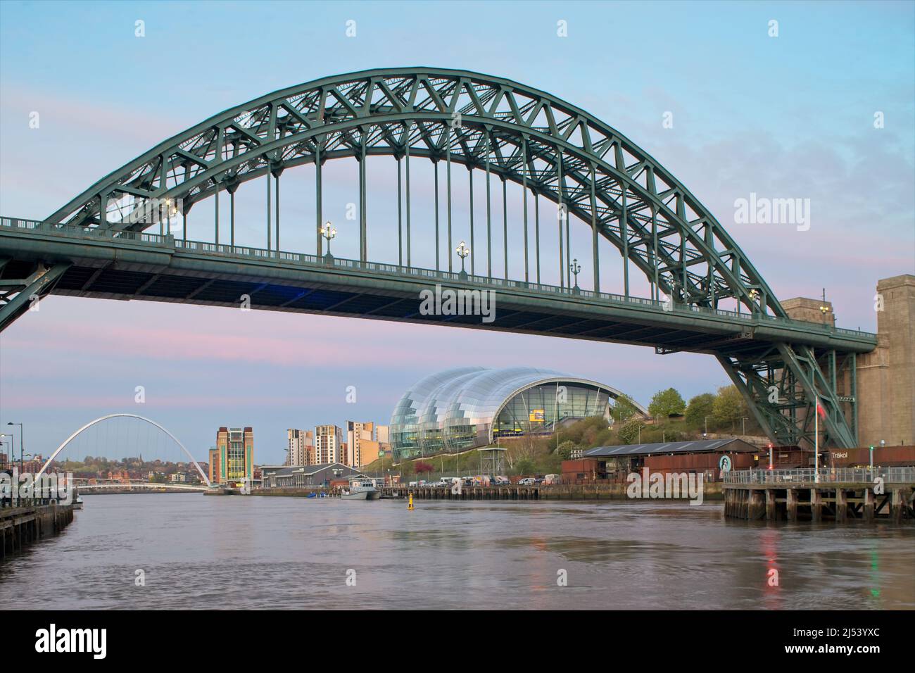 Le Tyne Bridge est un passage à travers le pont de la rivière Tyne dans le nord-est de l'Angleterre, reliant Newcastle upon Tyne et Gateshead. Banque D'Images