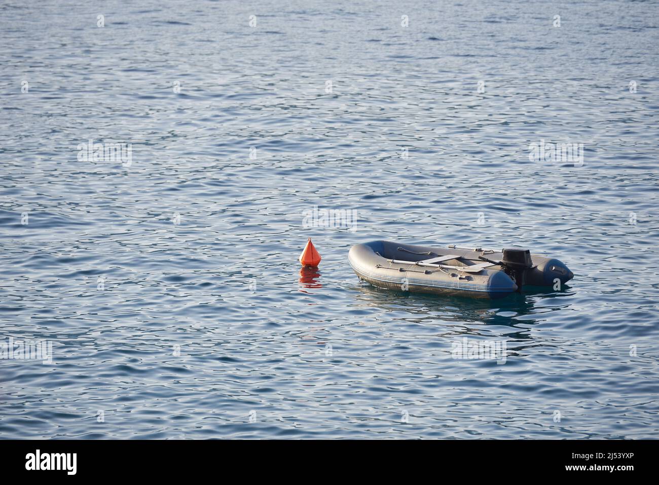 Bateau gonflable en caoutchouc amarré dans l'eau de mer adriatique Banque D'Images