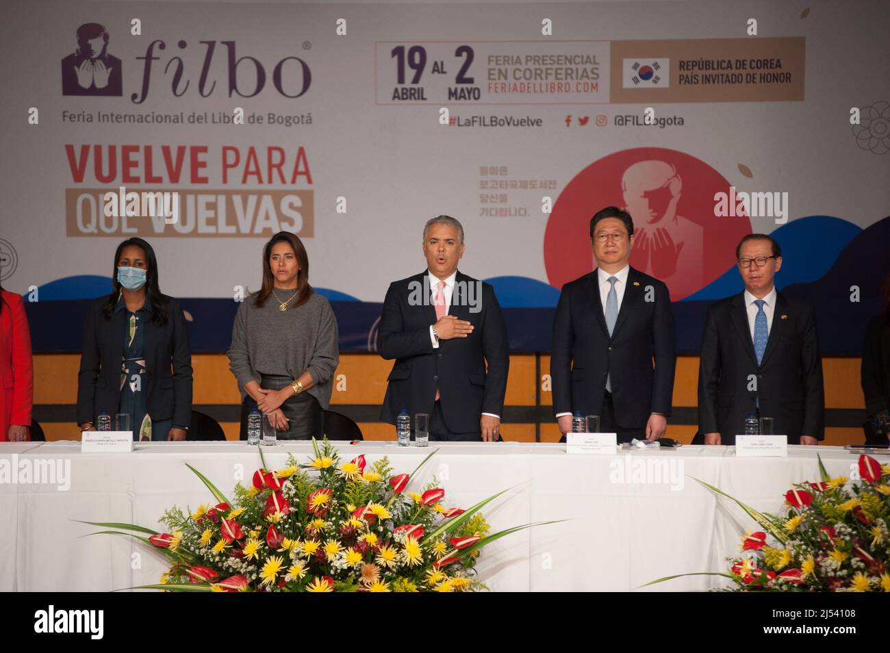 Le président colombien Ivan Duque (Centre) et la première dame Maria Juliana Ruiz (à gauche) et le ministre sud-coréen de la Culture, des Sports et du Tourisme Hwang Hee (à droite) lors de l'inauguration de la Foire internationale du livre (FILBO) de Bogota (Colombie) le 19 avril 2022. La foire du livre a ouvert ses portes aux visiteurs depuis que la pandémie COVID-19 a commencé avec la Corée du Sud comme pays invité. Photo de: CHEPA Beltran/long Visual Press Banque D'Images