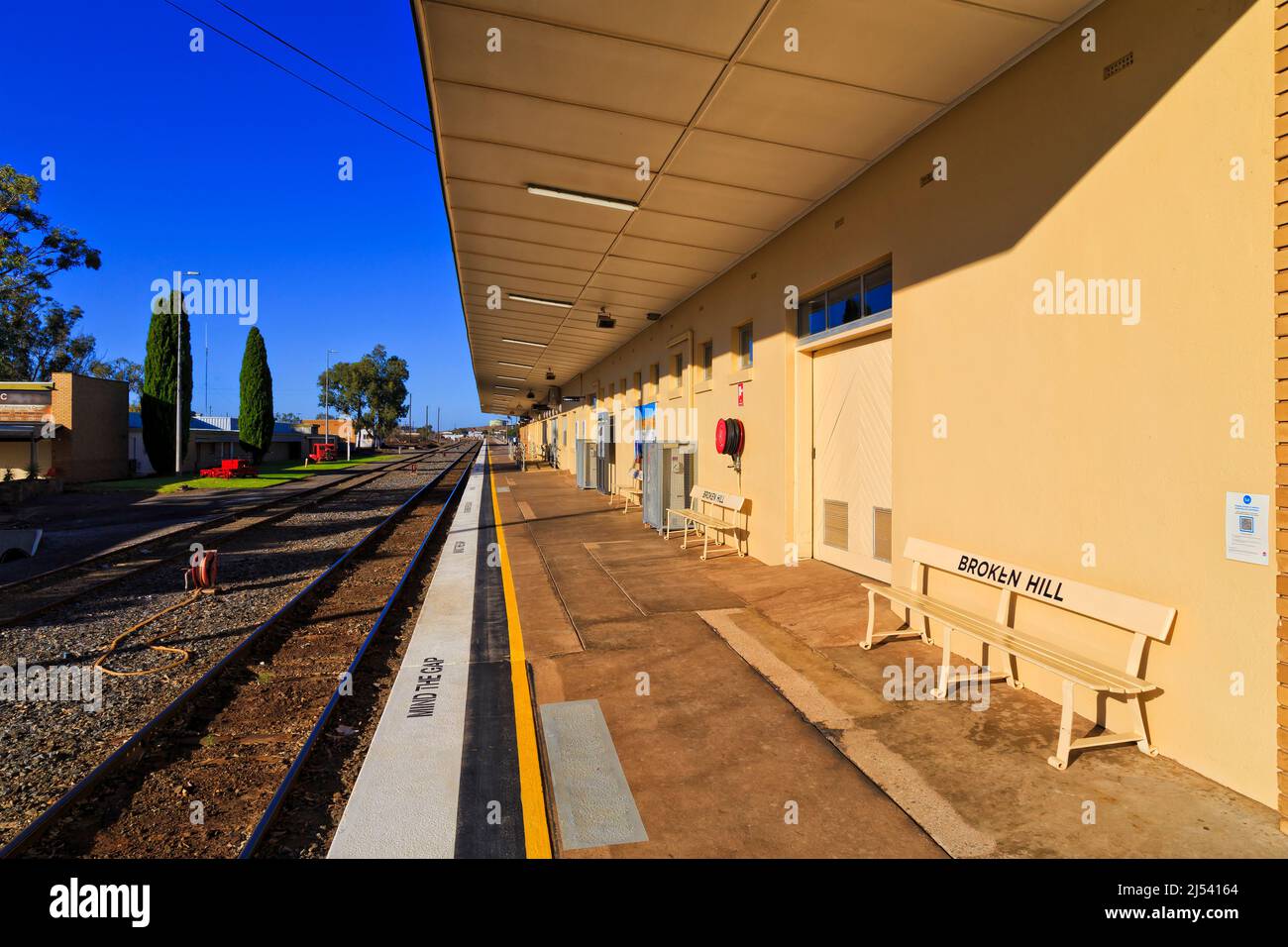 Gare de passagers platrofm et voies de chemin de fer dans la ville de Broken Hill de l'outback australien - industrie minière. Banque D'Images