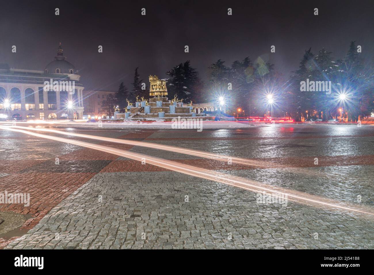Kutaisi, Géorgie - 17 mars 2022 : vue de nuit sur la place centrale de Kutaisi. Banque D'Images