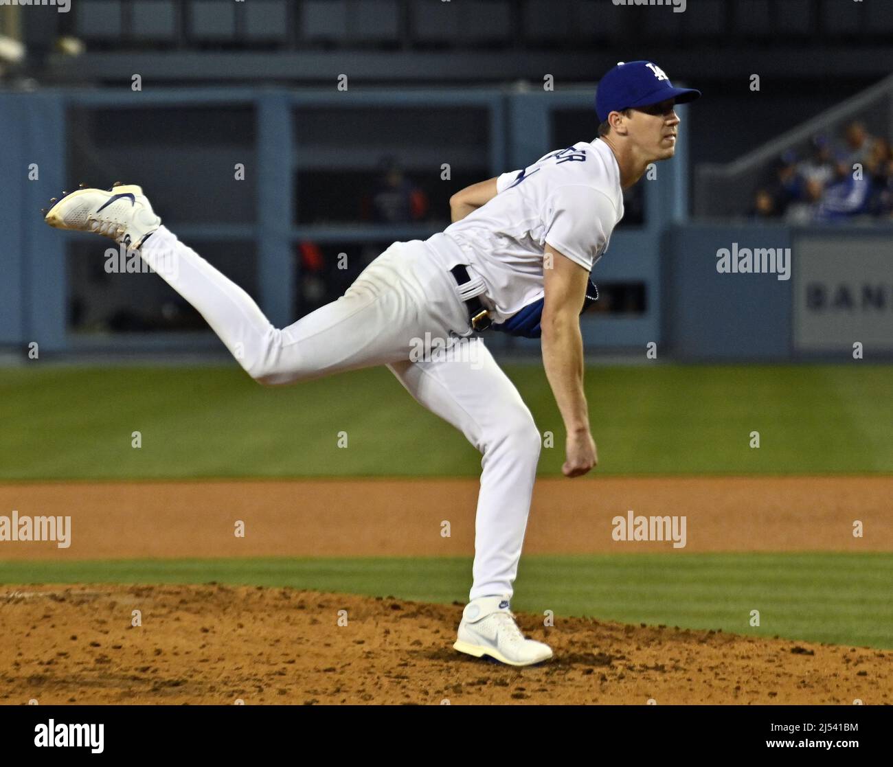 Los Angeles, États-Unis. 20th avril 2022. Walker Buehler, le pichet de Los Angeles Dodgers, se livre à l'assiette lors du quatrième repas contre les Atlanta Braves au Dodger Stadium de Los Angeles le mardi 19 avril 2022. Photo de Jim Ruymen/UPI crédit: UPI/Alay Live News Banque D'Images