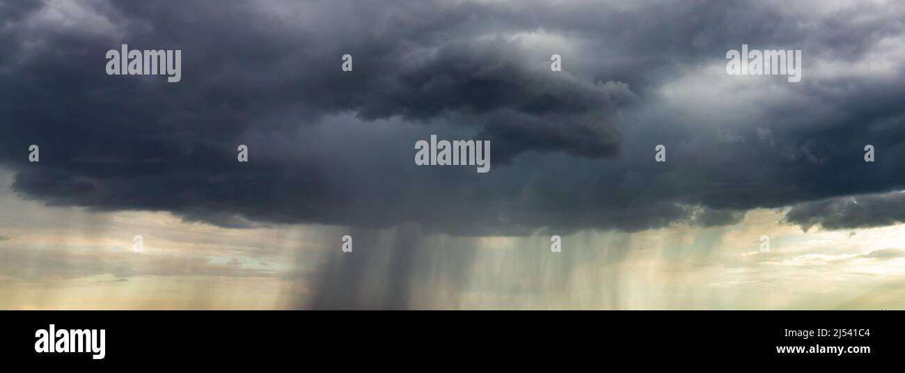Contexte des nuages de tempête de tonnerre , tempête d'été Banque D'Images