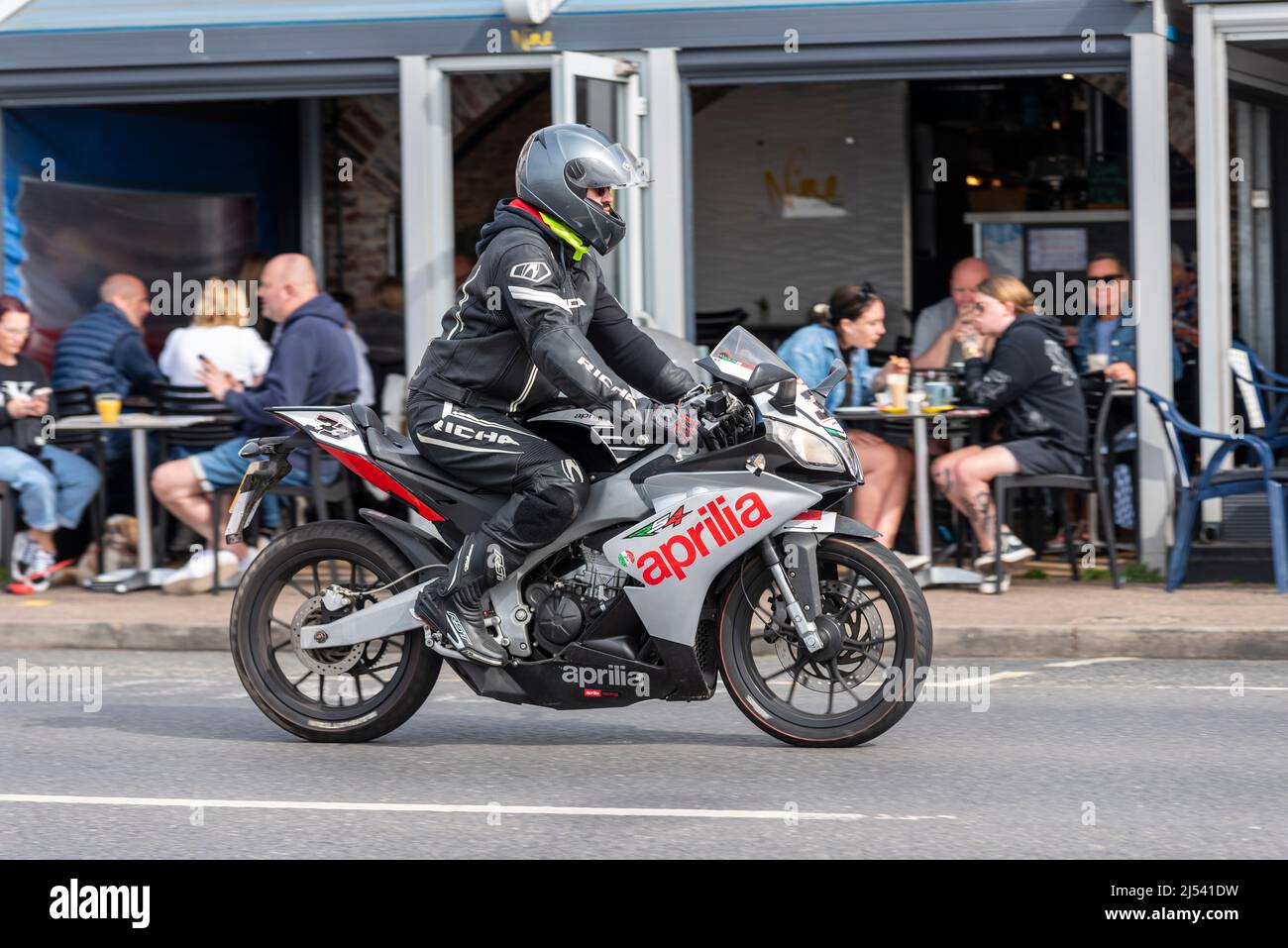 Riding an aprilia Banque de photographies et d'images à haute résolution -  Alamy