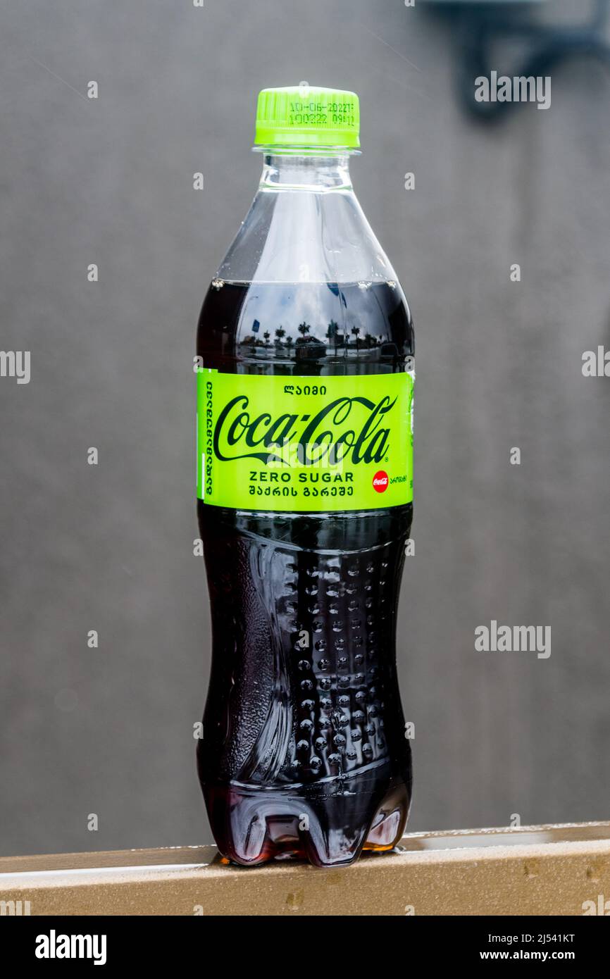 Kutaisi, Géorgie - 18 mars 2022: Coca-Cola bouteille de saveur zéro sucre citron  vert Photo Stock - Alamy