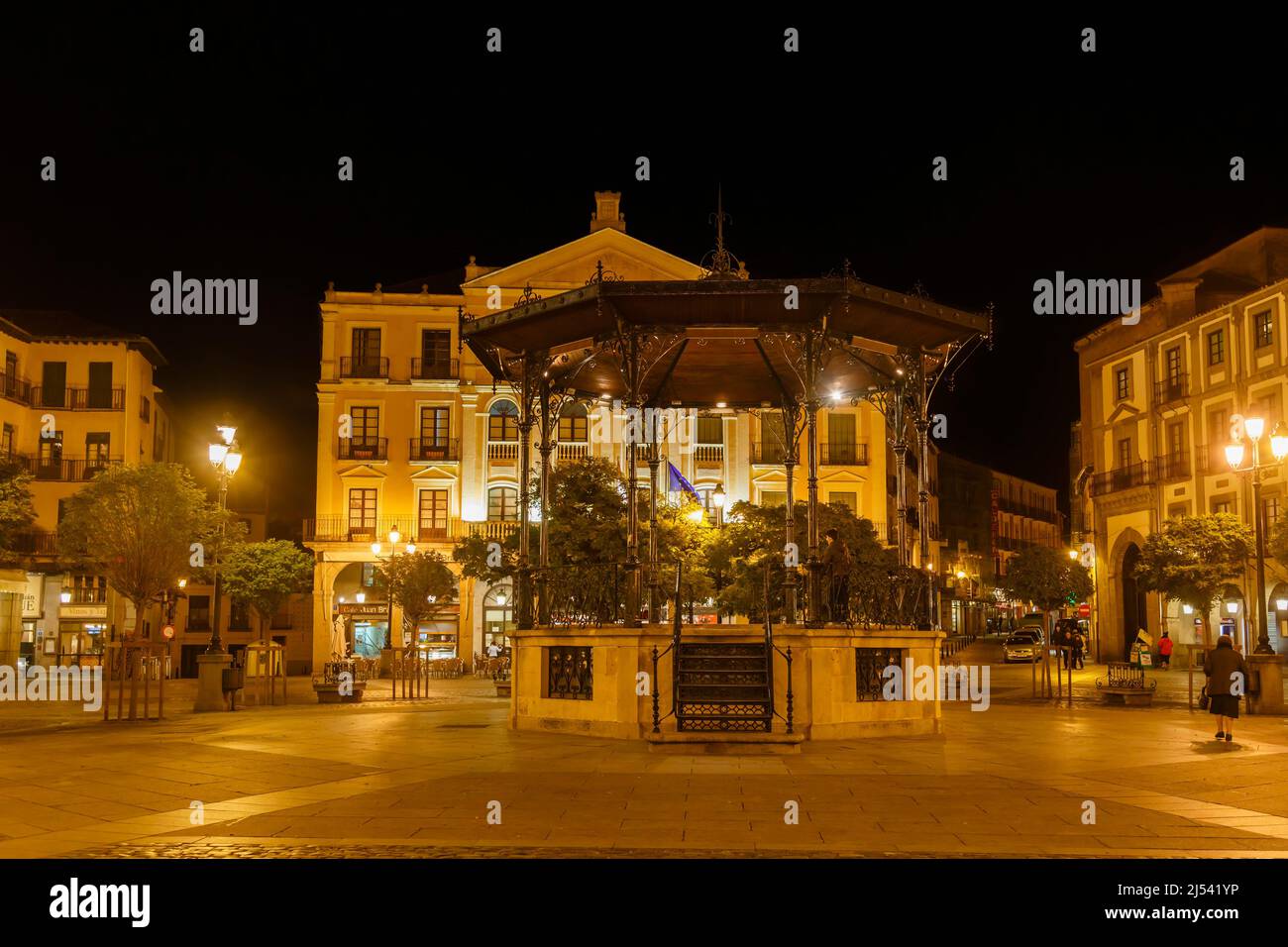 Bandstand dans la place de la ville la nuit à Segovia, une ville historique au nord-ouest de Madrid, dans le centre de l'Espagne Castille et Leon. Banque D'Images