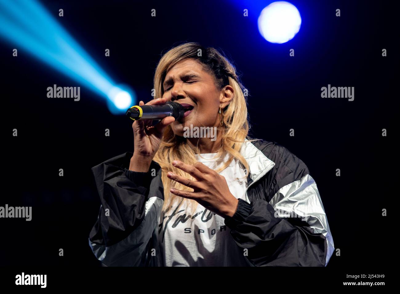 La chanteuse Denise Pearson, de Five Star, se présentant à un concert rétro de 1980s à Southend on Sea, Essex, Royaume-Uni. Chanteur 5 étoiles Banque D'Images