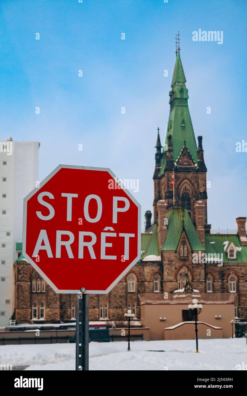 Panneau stop au-dessus de l'édifice du Parlement canadien à Ottava Banque D'Images