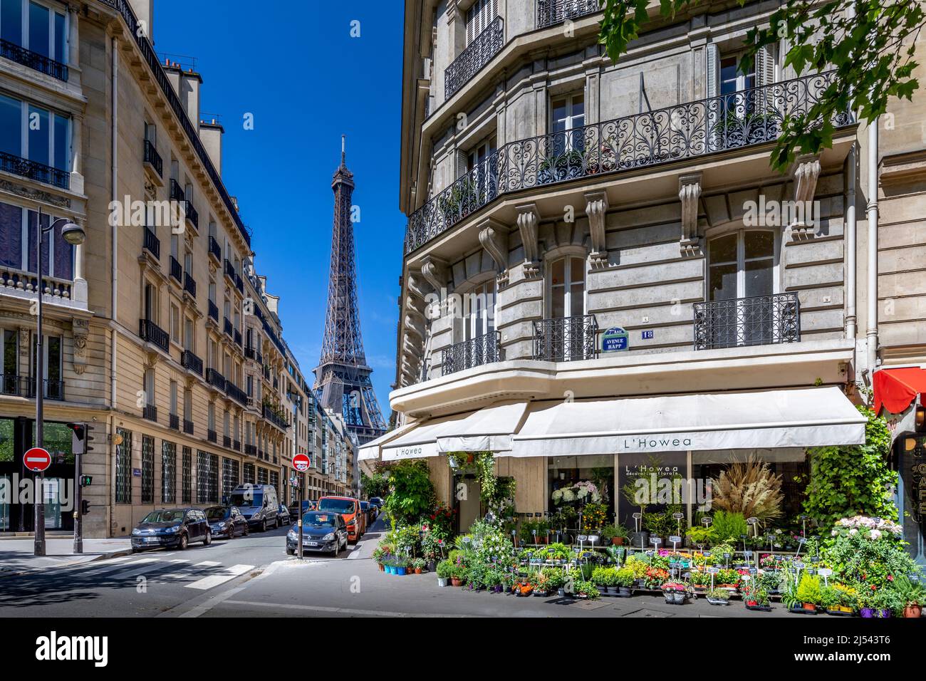 Paris, France - 27 mai 2021 : Tour Eiffel entre les bâtiments haussman à Paris Banque D'Images