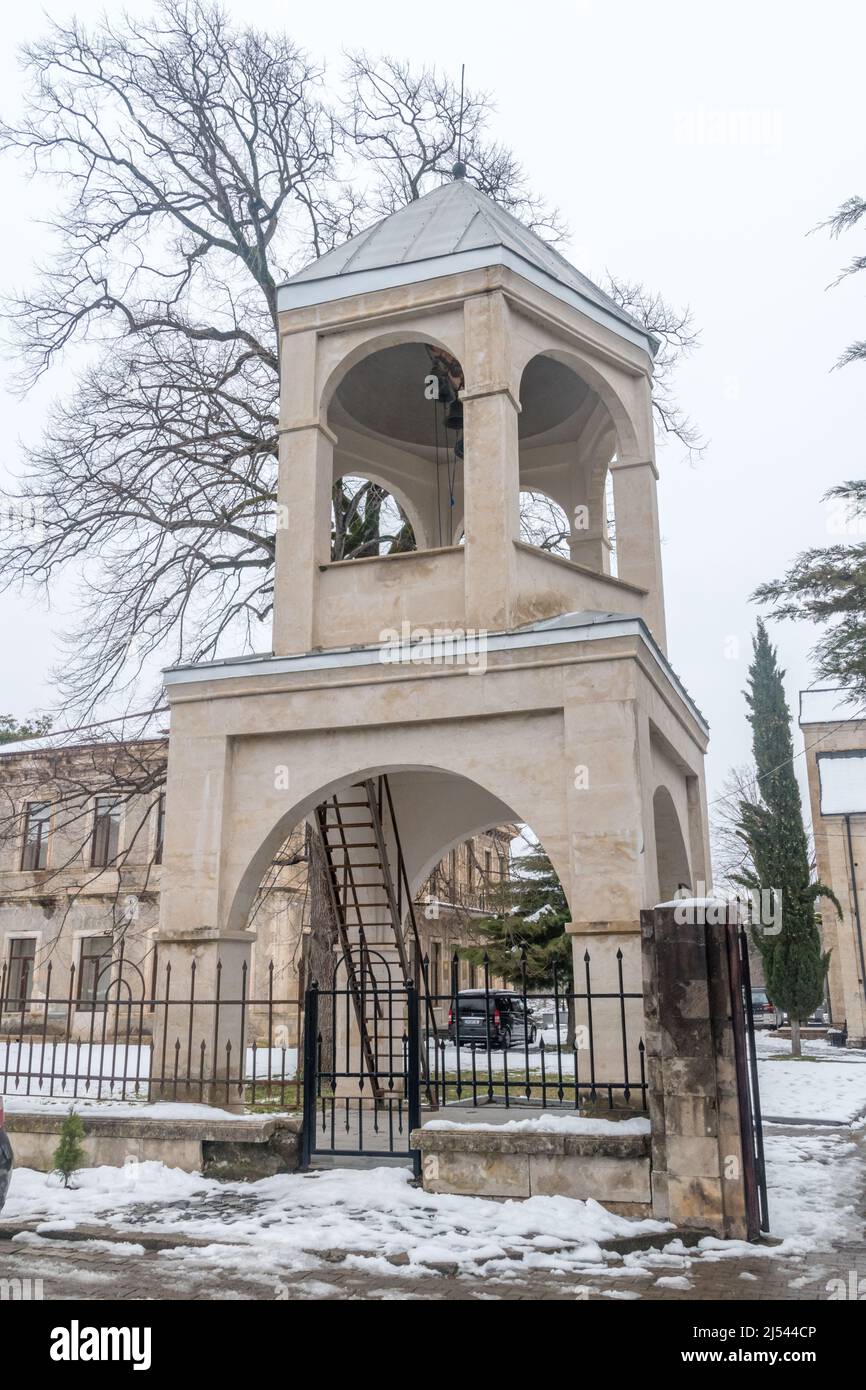 Kutaisi, Géorgie - 18 mars 2022 : clocher de l'église Saint-Georges. Banque D'Images