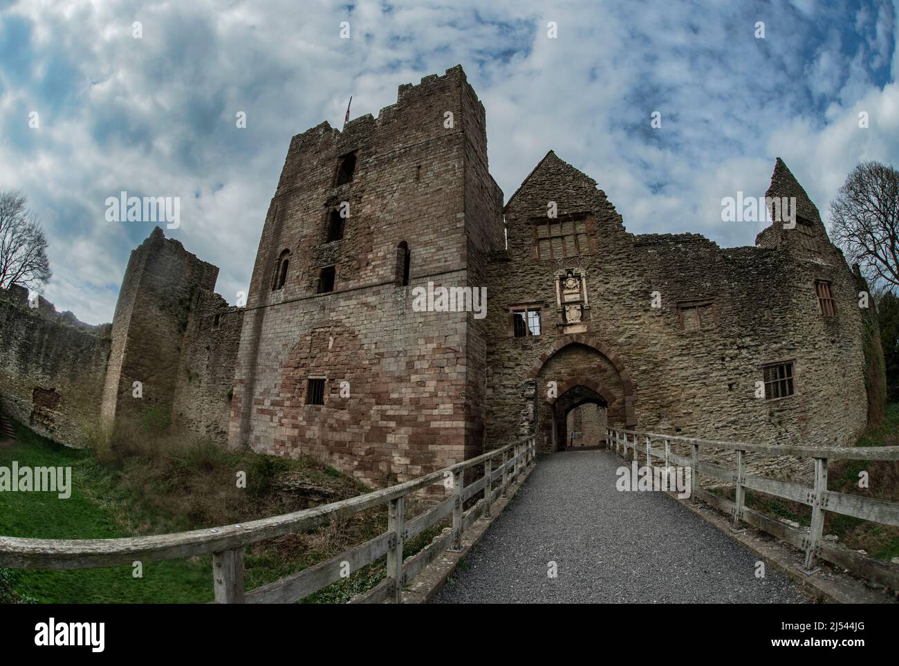Le château de Ludlow est une fortification médiévale en ruines construite au 11th siècle à Ludlow, dans le comté anglais de Shropshire, surplombant la rivière Teme. Banque D'Images