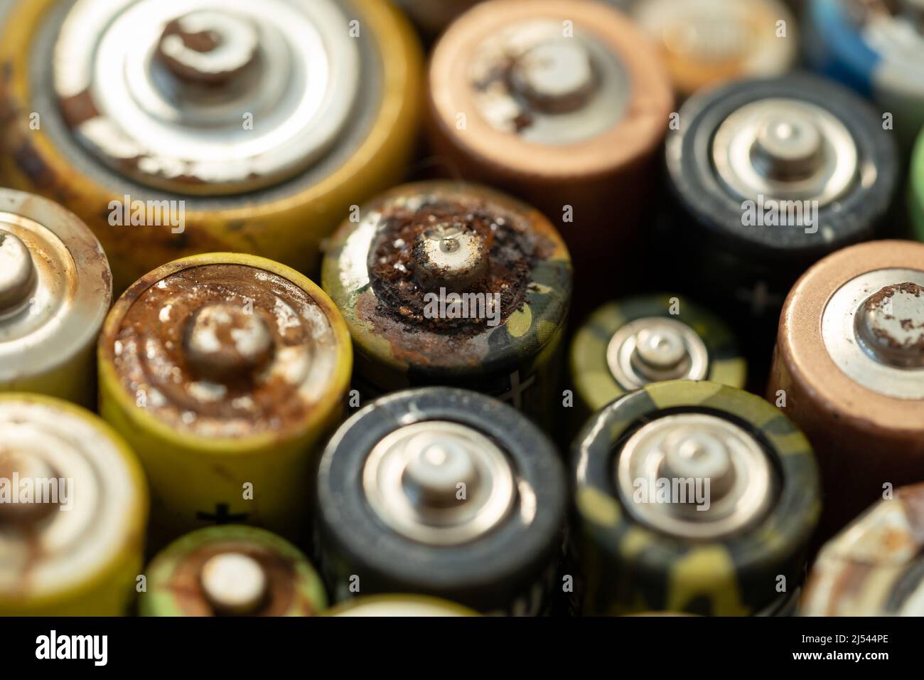 Gros plan de la batterie usagée avec des traces de rouille et de corrosion. Concept de déchets dangereux électroniques Banque D'Images