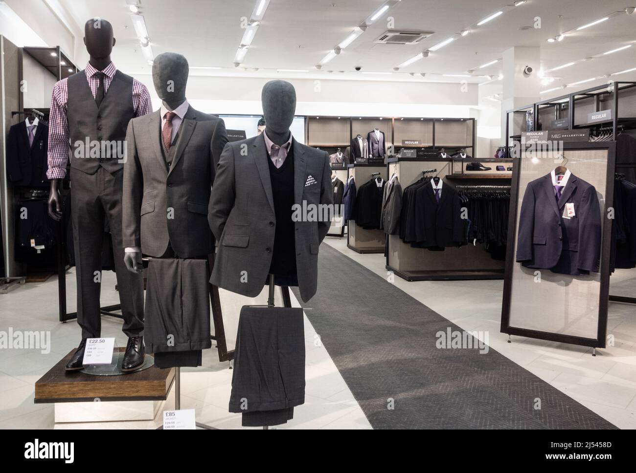 Costumes pour hommes dans le magasin M&S, Marks & Spencer. ROYAUME-UNI Banque D'Images