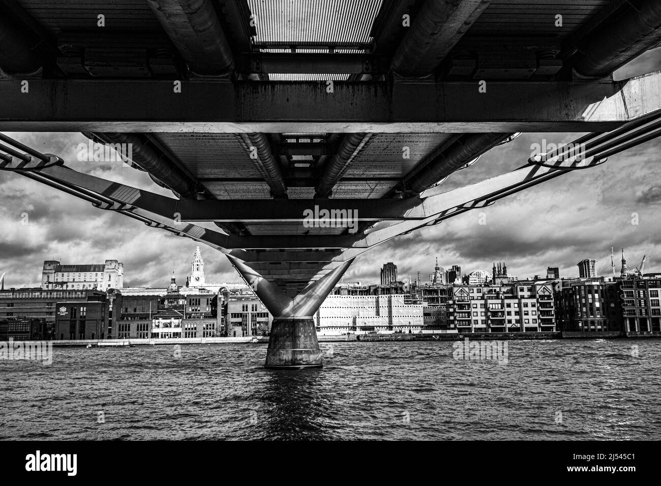 Londres Angleterre Royaume-Uni, janvier 29 2022, vue sous London Millennium Pedestrian Bridge Crossing River Thames Banque D'Images