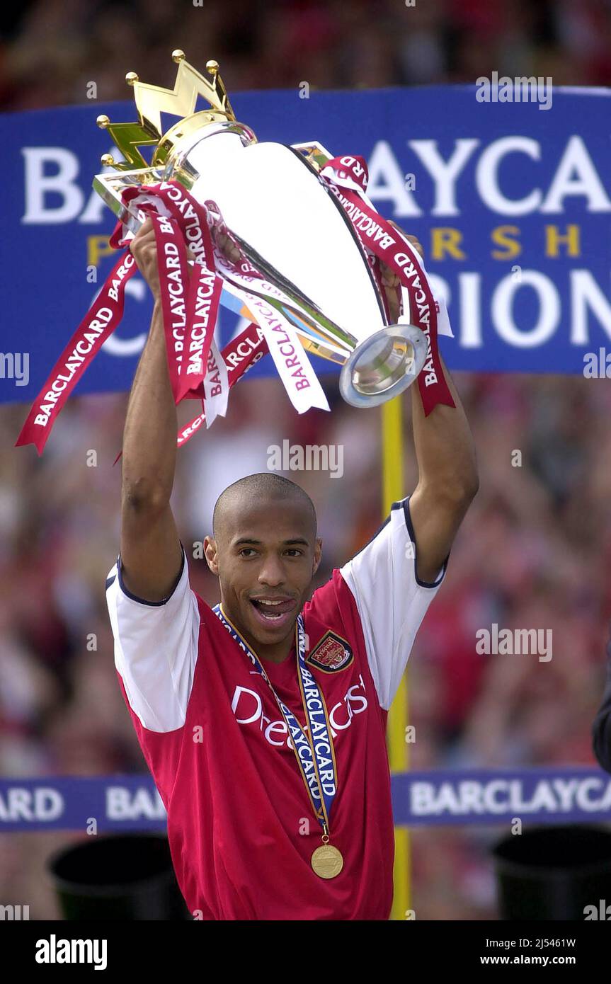Arsenal V Everton 11/5/02 à Highbury après avoir remporté la ligue pic montre: Thierry Henry avec trophée Banque D'Images