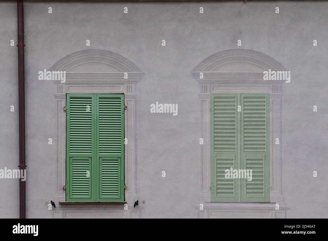 Détail de la façade d'une ancienne maison avec deux fenêtres, une réelle et une peinte avec la technique de trompe-l'oeil, Sanremo, Imperia, Ligurie Banque D'Images