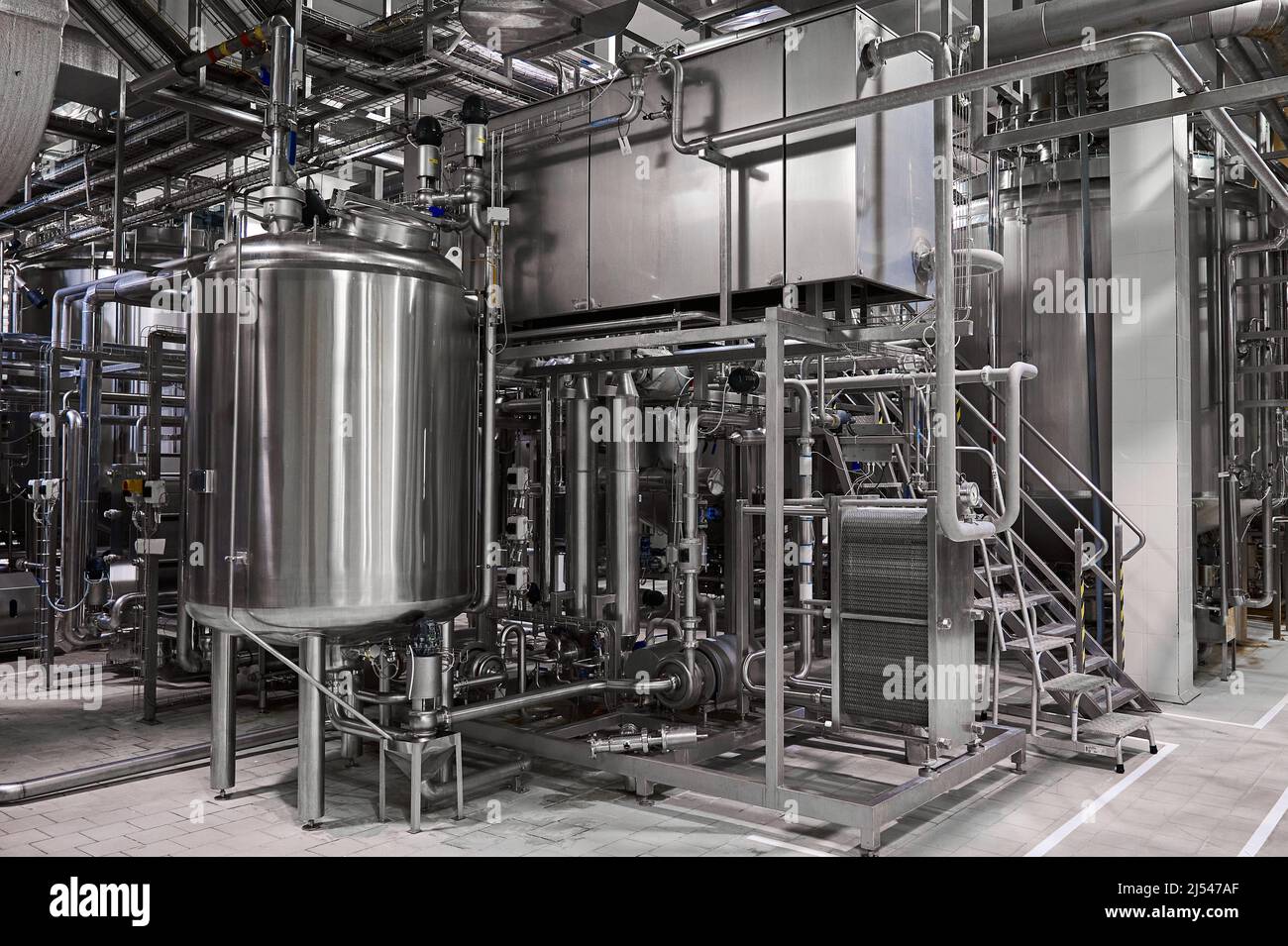 Réservoir dans l'atelier de l'usine de produits laitiers traités thermiquement Banque D'Images