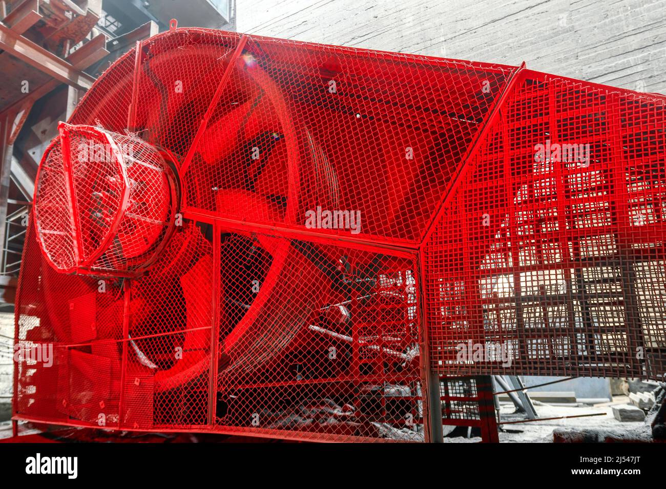 Volant de concasseur à mâchoires ancien concasseur à pierres.Concasseur à mâchoires pour écraser le minerai Banque D'Images