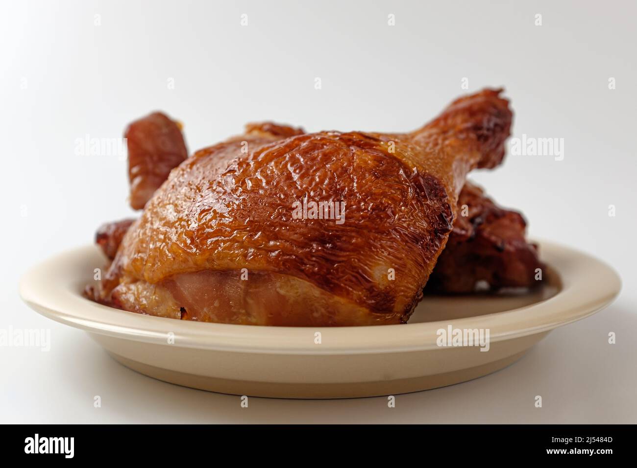 Cuisses de poulet fumé sur fond blanc Banque D'Images