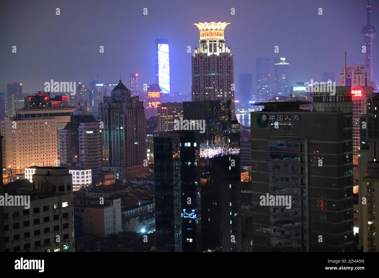Nuit Shanghai vu depuis le haut étage d'un immeuble d'appartements Banque D'Images