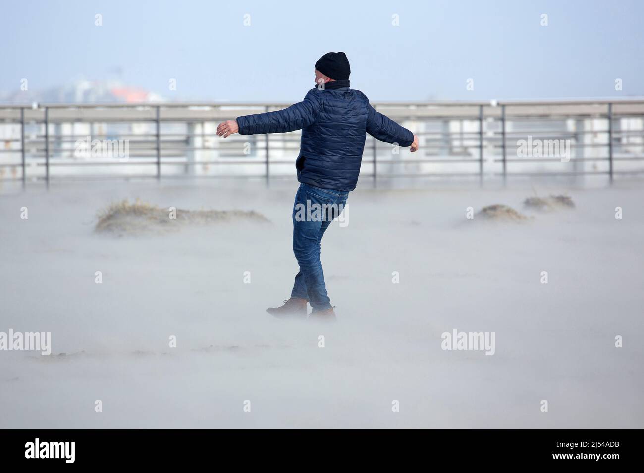 walker dans la tempête sur la plage de sable, Hurricane Eunice, Zeynep, 02/19/2022, Belgique, Flandre Occidentale, Nieuwpoort Banque D'Images