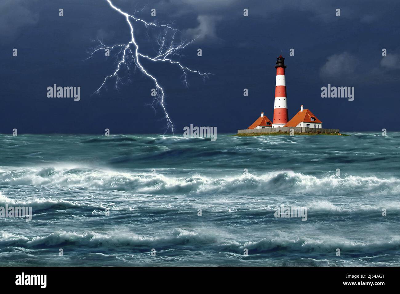 Mauvais temps au-dessus du phare de Westerheversand à la marée de tempête, composition, Allemagne, Schleswig-Holstein, Frise du Nord, Westerhever Banque D'Images