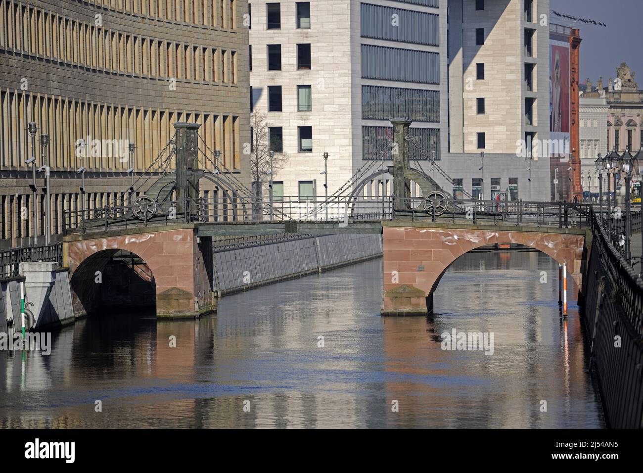 Pont Jungfern, le plus ancien pont de Berlin, daté de 1798, enjambant la Spree ARM Kupfergraben, Allemagne, Berlin Banque D'Images