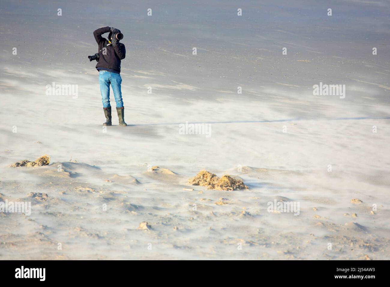 Homme dans la tempête sur la plage de sable, ouragan Eunice, Zeynep, 02/18/2022, Belgique, Flandre Occidentale, Nieuwpoort Banque D'Images