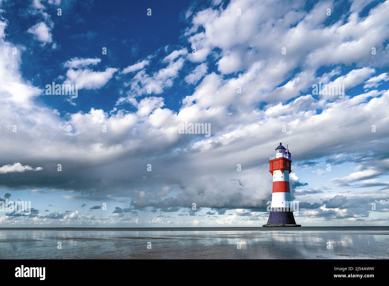 Phare de sable de Roter à marée basse dans l'estuaire du Weser devant un ciel bleu avec des cumulus nuages, composant, Allemagne, Basse-Saxe Banque D'Images