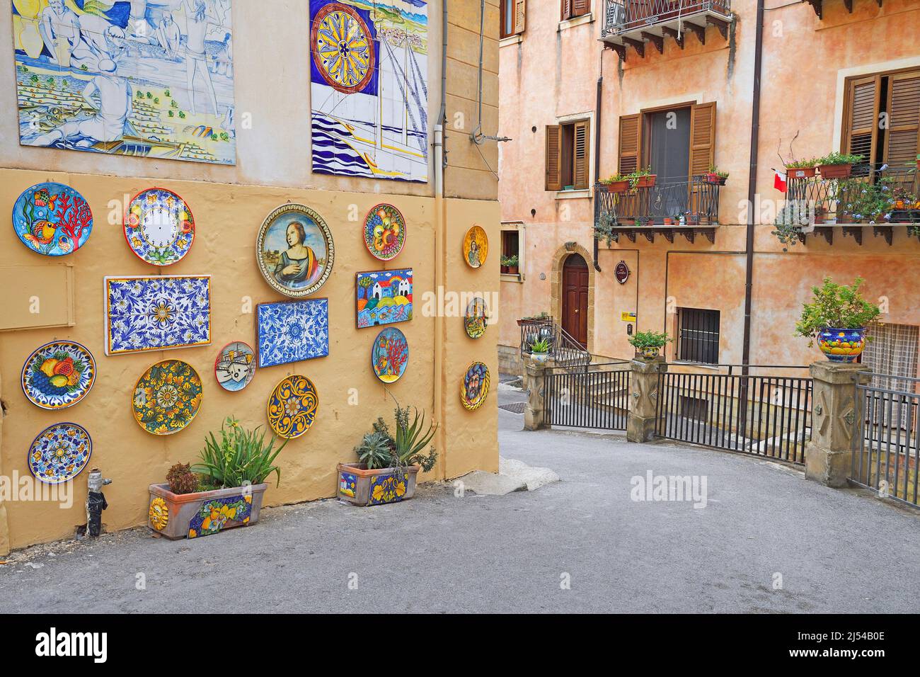 Allée typique décorée d'œuvres d'art en céramique à Sciacca, Italie, Sicile, Sciacca Banque D'Images