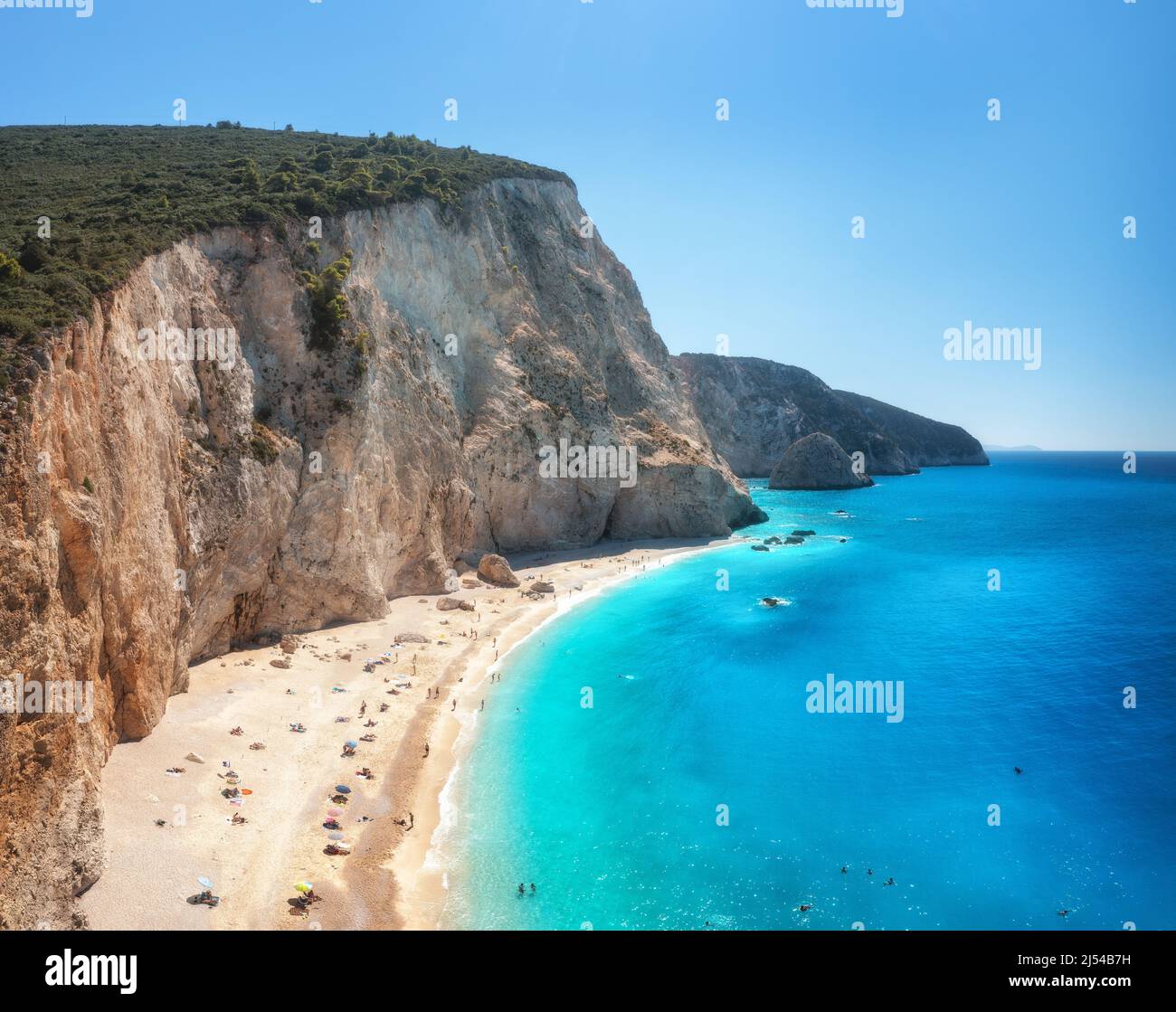 Vue aérienne sur la mer bleue, la roche, la plage de sable à la journée ensoleillée en été Banque D'Images