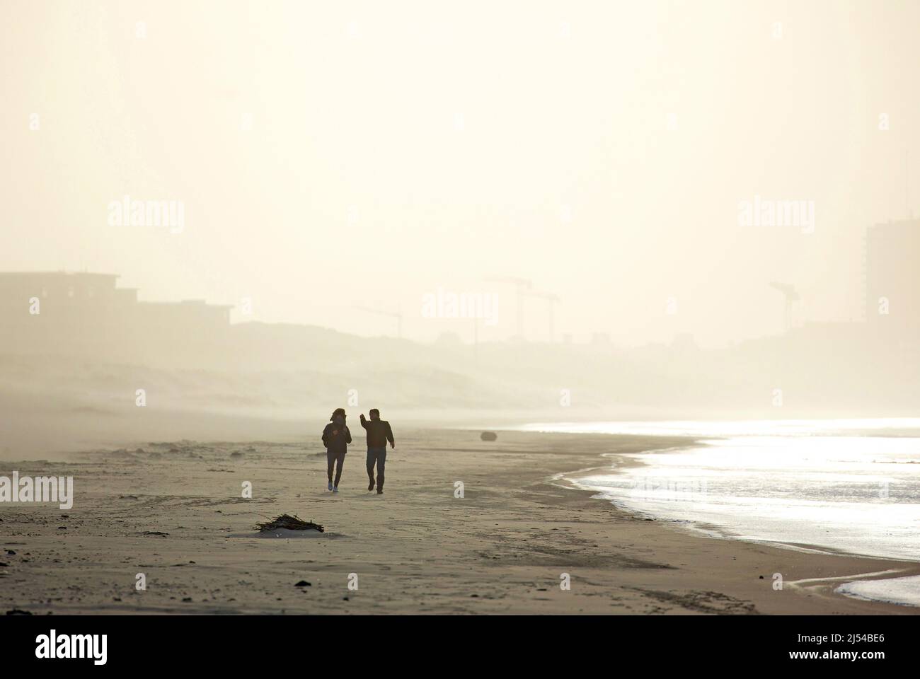Marcheurs dans la tempête sur la plage de sable, Hurricane Eunice, Zeynep, 02/18/2022, Belgique, Flandre Occidentale, Nieuwpoort Banque D'Images