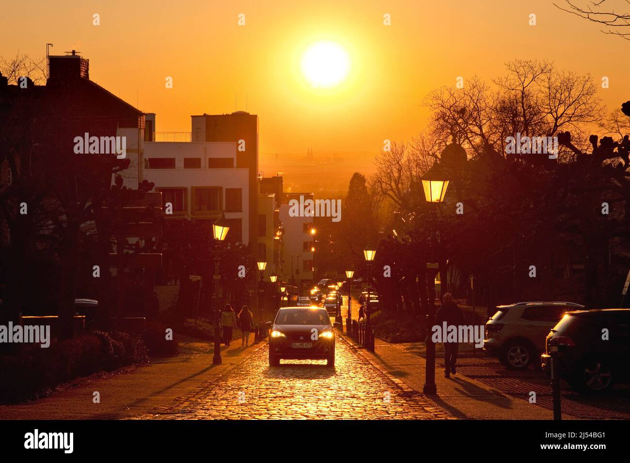 Coucher de soleil sur la rue menant au château de Bensberg, Allemagne, Rhénanie-du-Nord-Westphalie, Bergisches Land, Bergisch Gladbach Banque D'Images