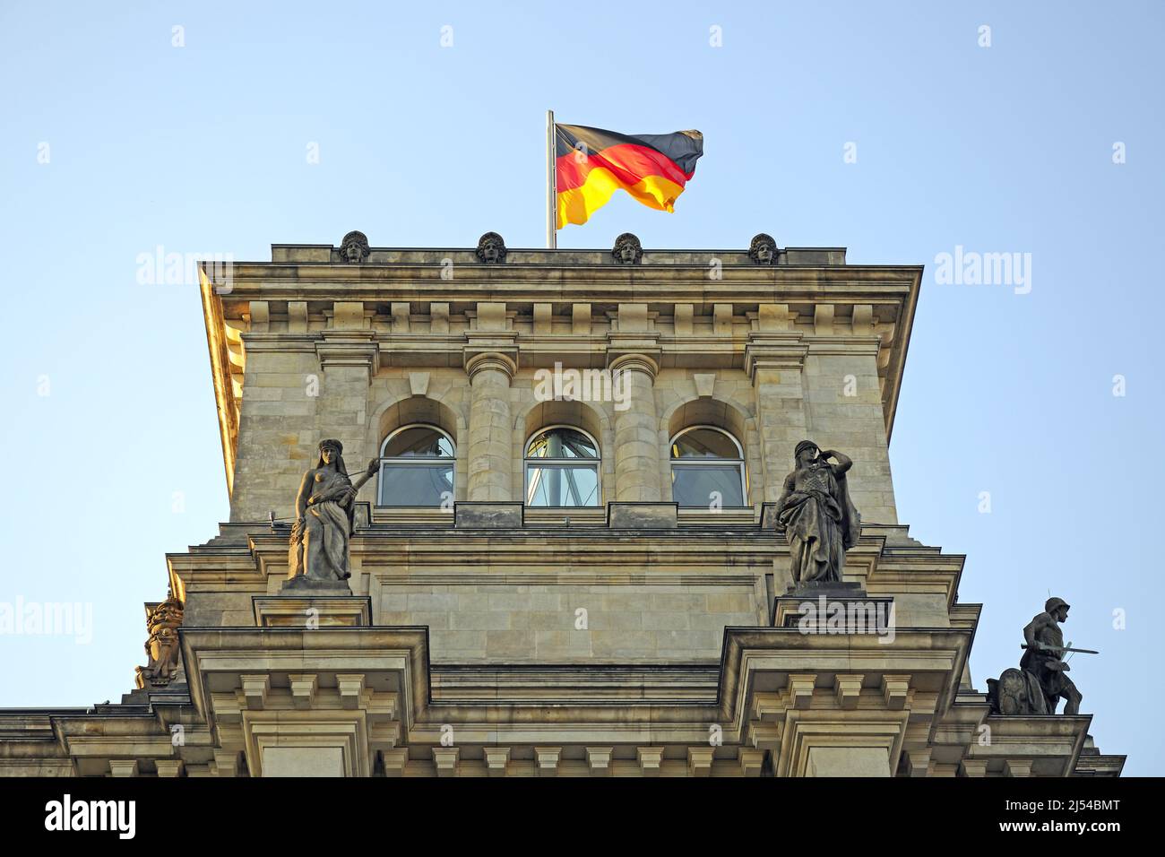 Drapeau allemand sur l'une des tours du Reichstag à Berlin, Allemagne, Berlin Banque D'Images