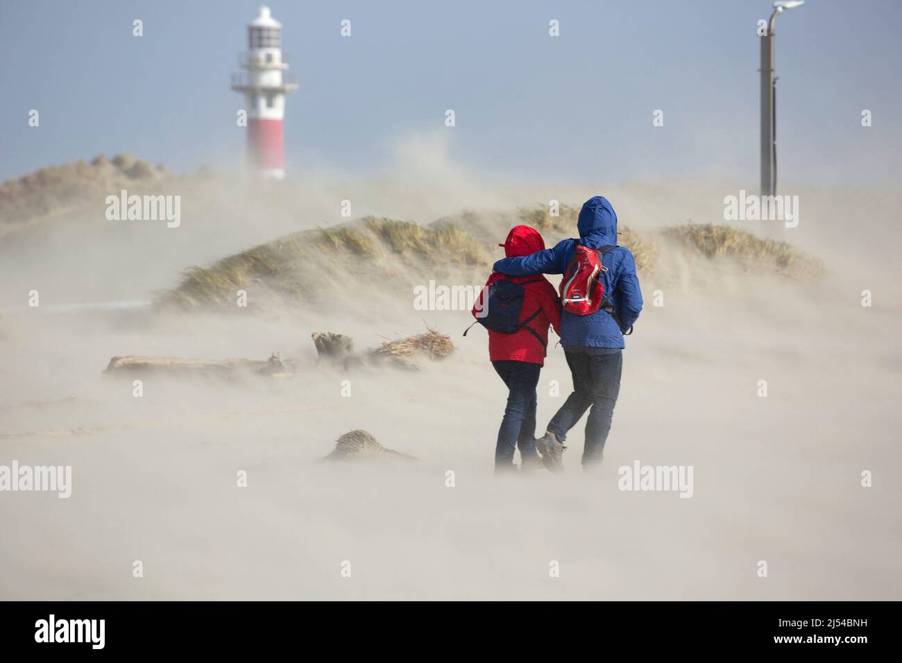 Marcheurs dans la tempête sur la plage de sable, Hurricane Eunice, Zeynep, 02/19/2022, Belgique, Flandre Occidentale, Nieuwpoort Banque D'Images