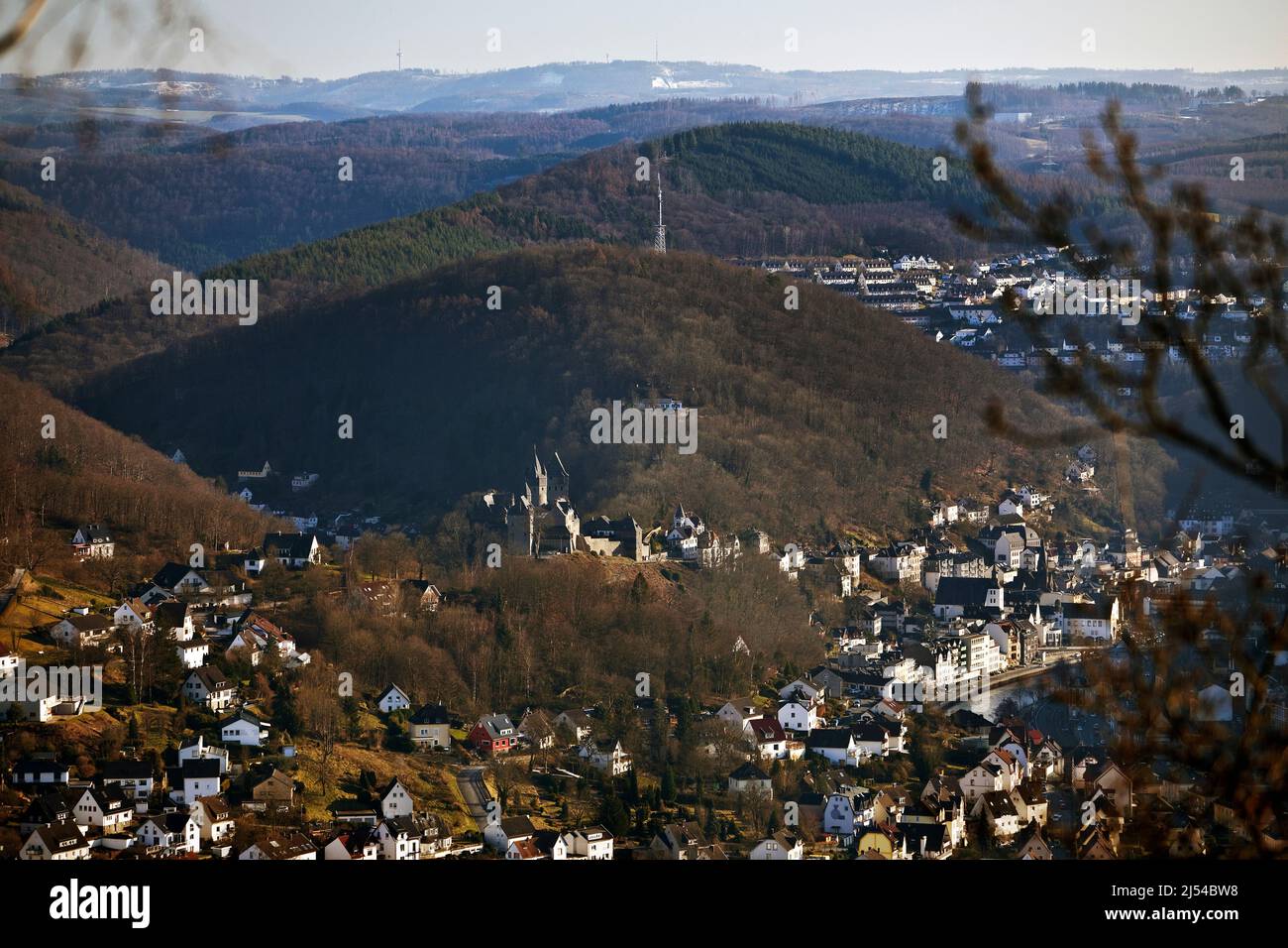 Paysage de basse montagne avec le château d'Altena, Allemagne, Rhénanie-du-Nord-Westphalie, pays aigre, Altena Banque D'Images