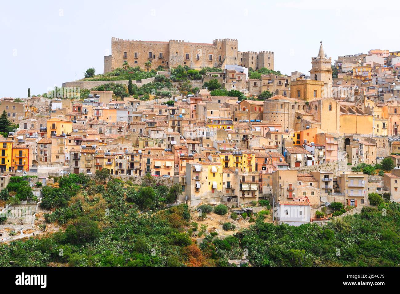 Vista sur le village de montagne Caccamo, Italie, Sicile Banque D'Images