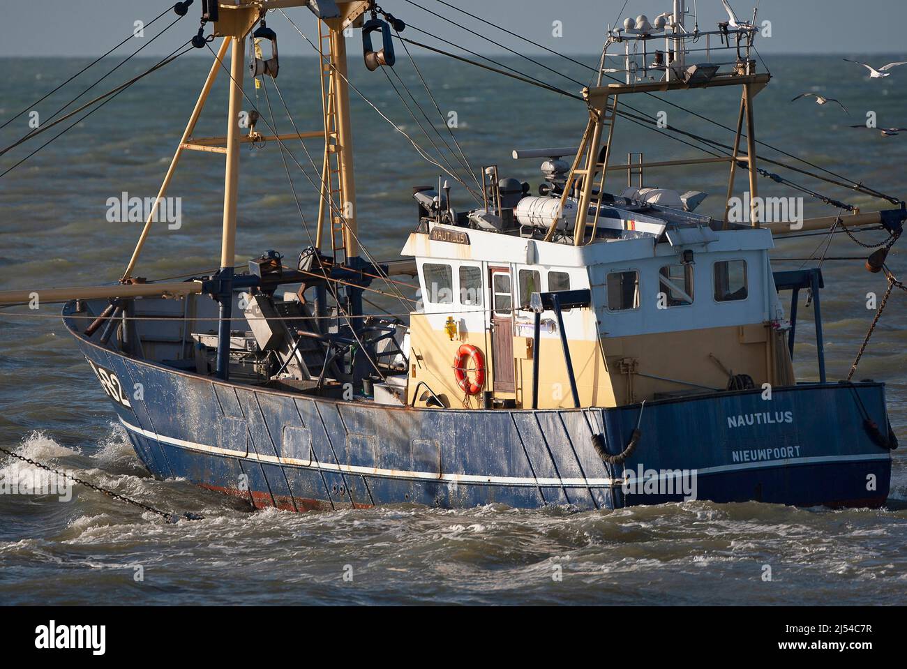 Crevettes en bateau sur la mer du Nord, chaluts sur les côtés, Belgique, Flandre Occidentale, Nieuwpoort Banque D'Images
